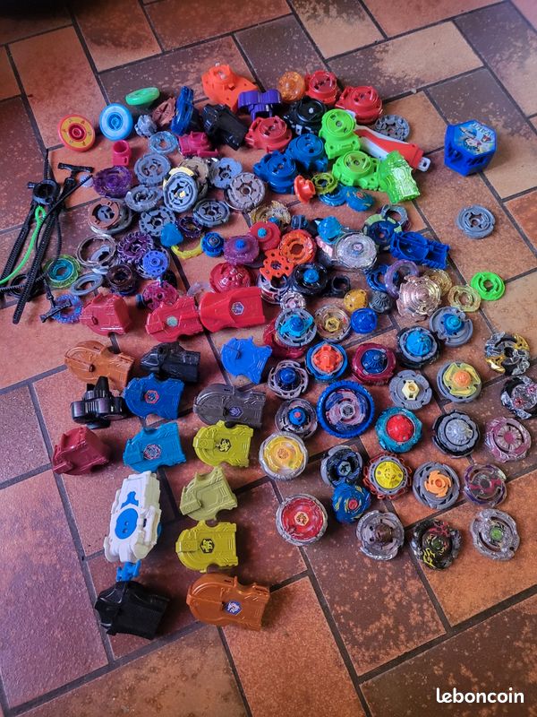 LOT DE TOUPIES Beyblade avec 4 Lanceurs - Meteo L-Drago Rouge & Noir