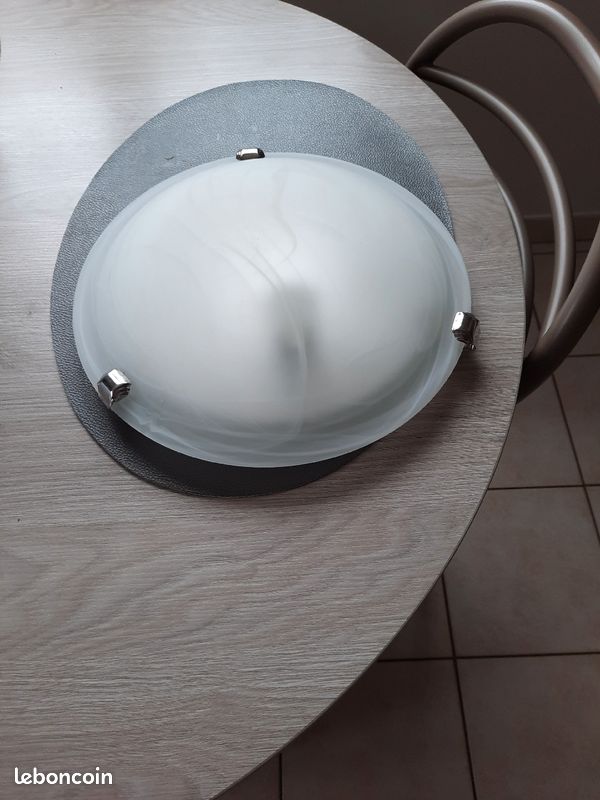 Vend plafonier en verre (image 1)