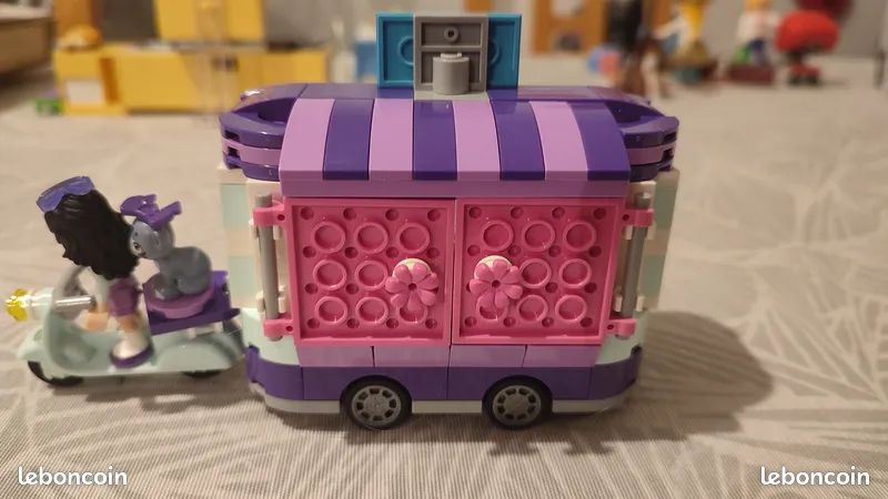 LEGO® Friends 41332 Le stand d'art d'Emma (image 2)