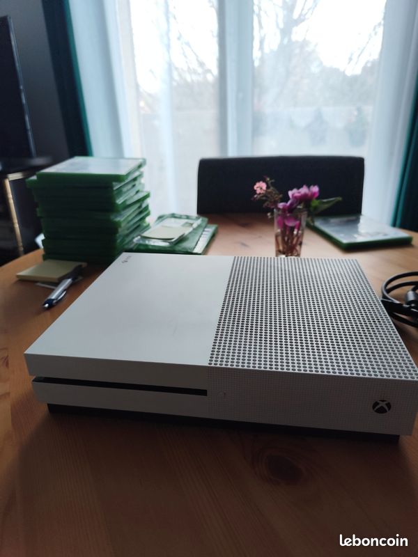 Xbox One S 1TB (image 1)