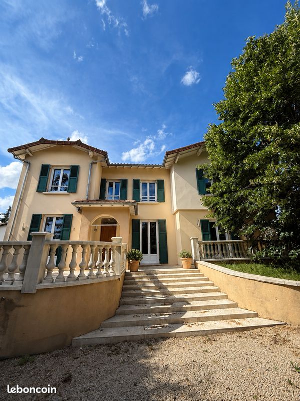 Maison 6 pièces 155 m² · à Écully · 155 m² · 2 800 €/mois