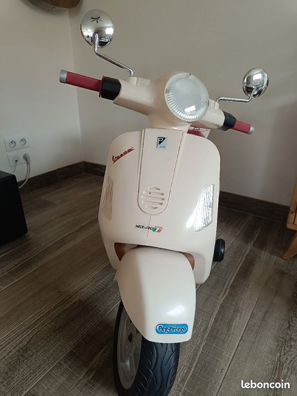 Grand Scooter moto Vespa électrique enfant 12 volts Peg perego