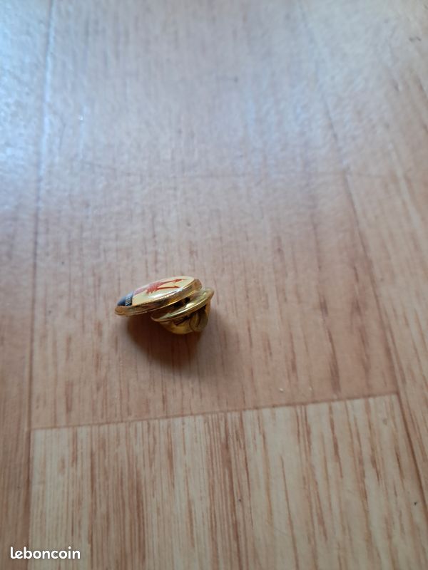 Lot 2 pin's (image 5)