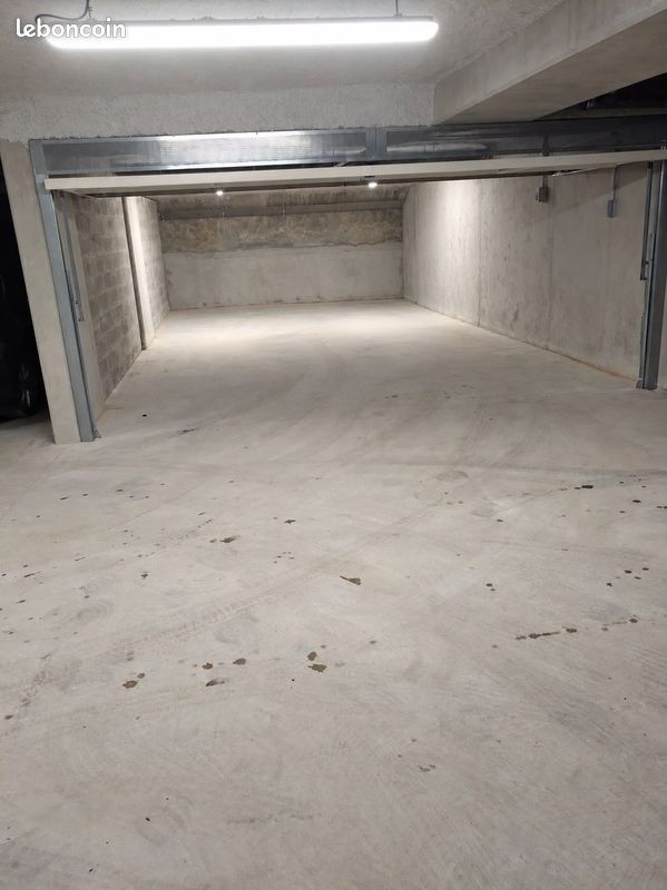Garage · à Saint-Laurent-du-Var · 180 000 €