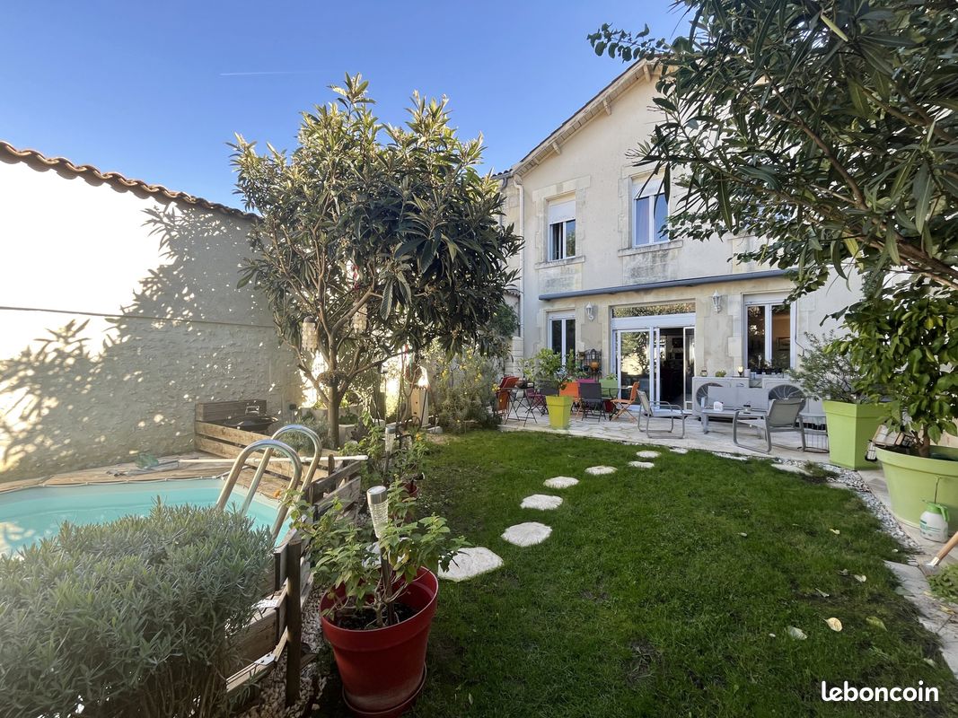 Maison 12 pièces 340 m² · à Cognac · 340 m² · 562 000 €