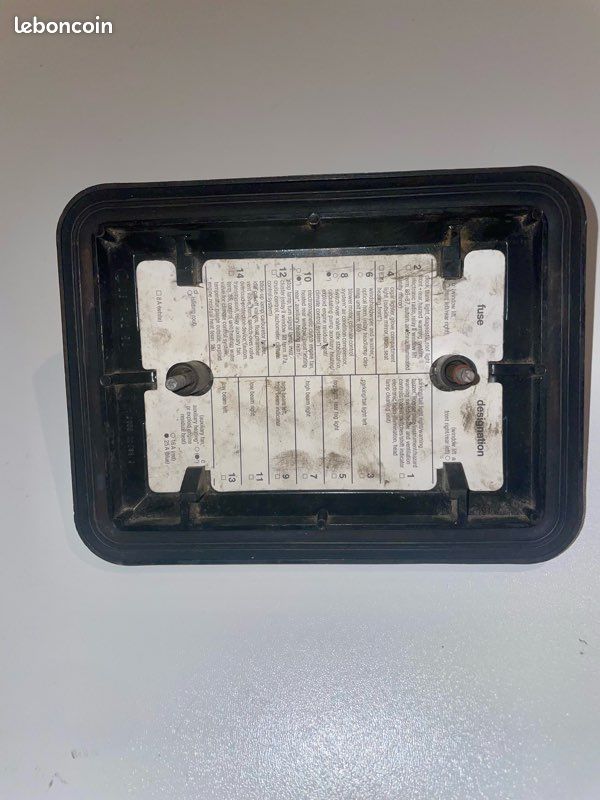 Couvercle boîte fusible Mercedes w123 (image 3)