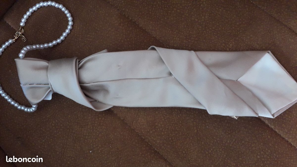 Cravate femme sur collier perles (image 2)