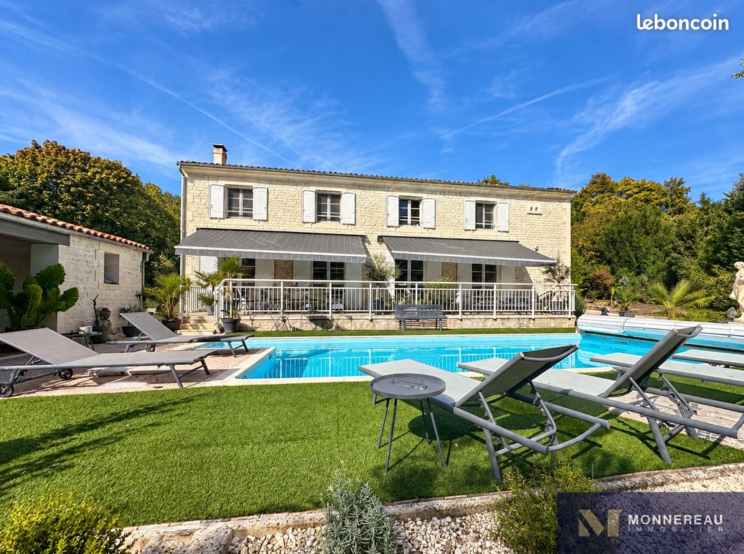 Maison 9 pièces 240 m² · à Saintes · 240 m² · 783 750 €