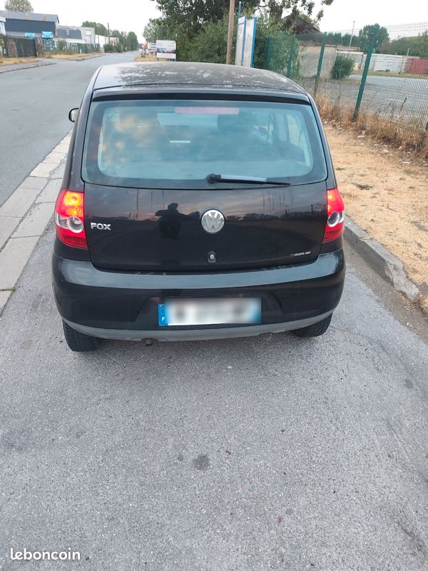 VOLKSWAGEN FOX ESSENCE ANNÉE 2006 MOTEUR 1.2iLl 55 CHEVAUX EN TRE BON ÉTAT 150.500 km GARANTIE 3 MOIS (image 5)