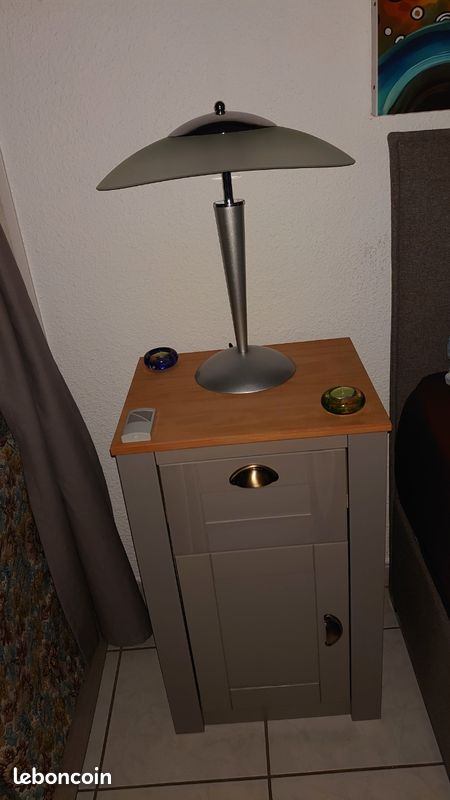 Belle lampe tactile à poser selon vos envies pour bureau salon chambre hall d'entrée vendue avec deux ampoules économes fournies en très bon état (image 4)