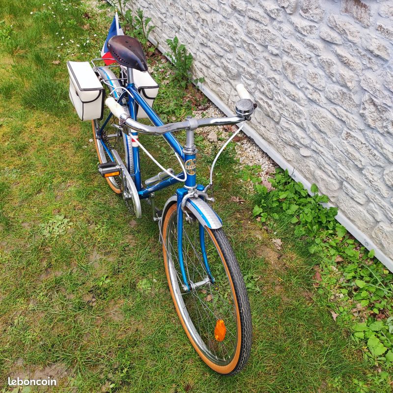 Ancien Insigne De Vélo CYRNOS, Tête De Cycliste, Bleu, Fabrication Française