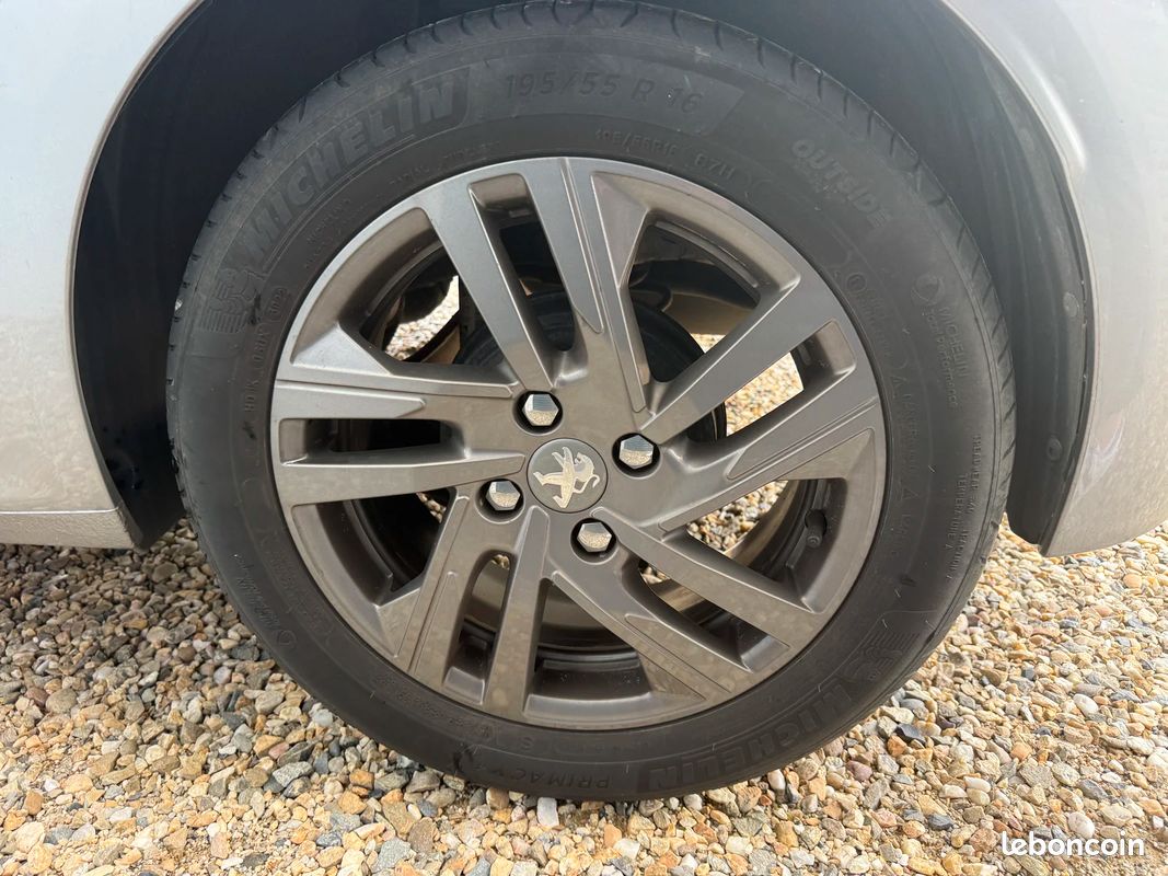 Peugeot 208 II Style (image 28)