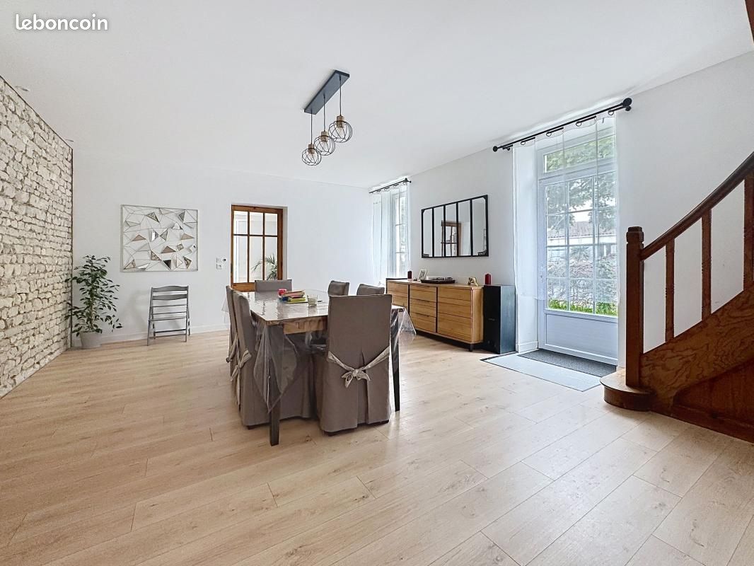Maison 8 pièces 220 m² · à Angliers · 220 m² · 399 000 €