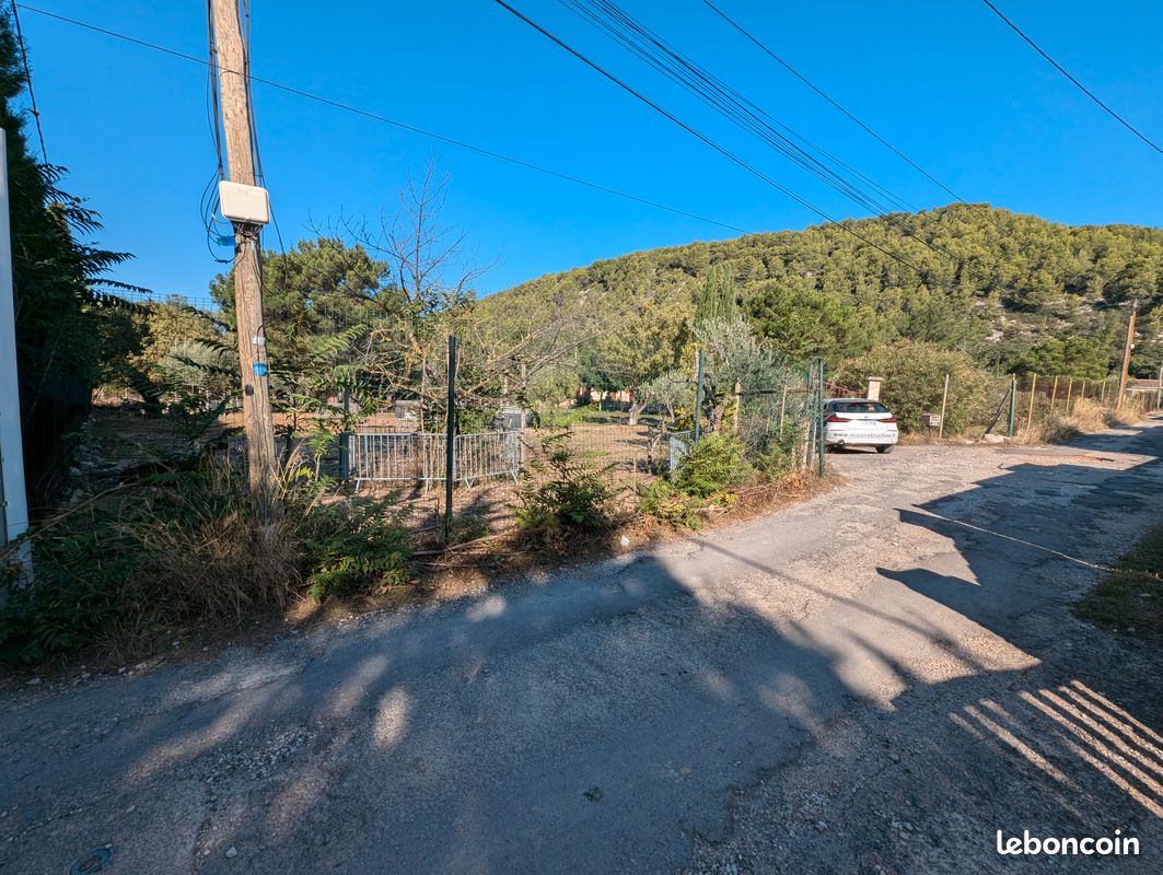 Terrain à bâtir 1 504 m² – Permis purgé – Cuges-les-Pins – Exposition Sud · 315 000 €