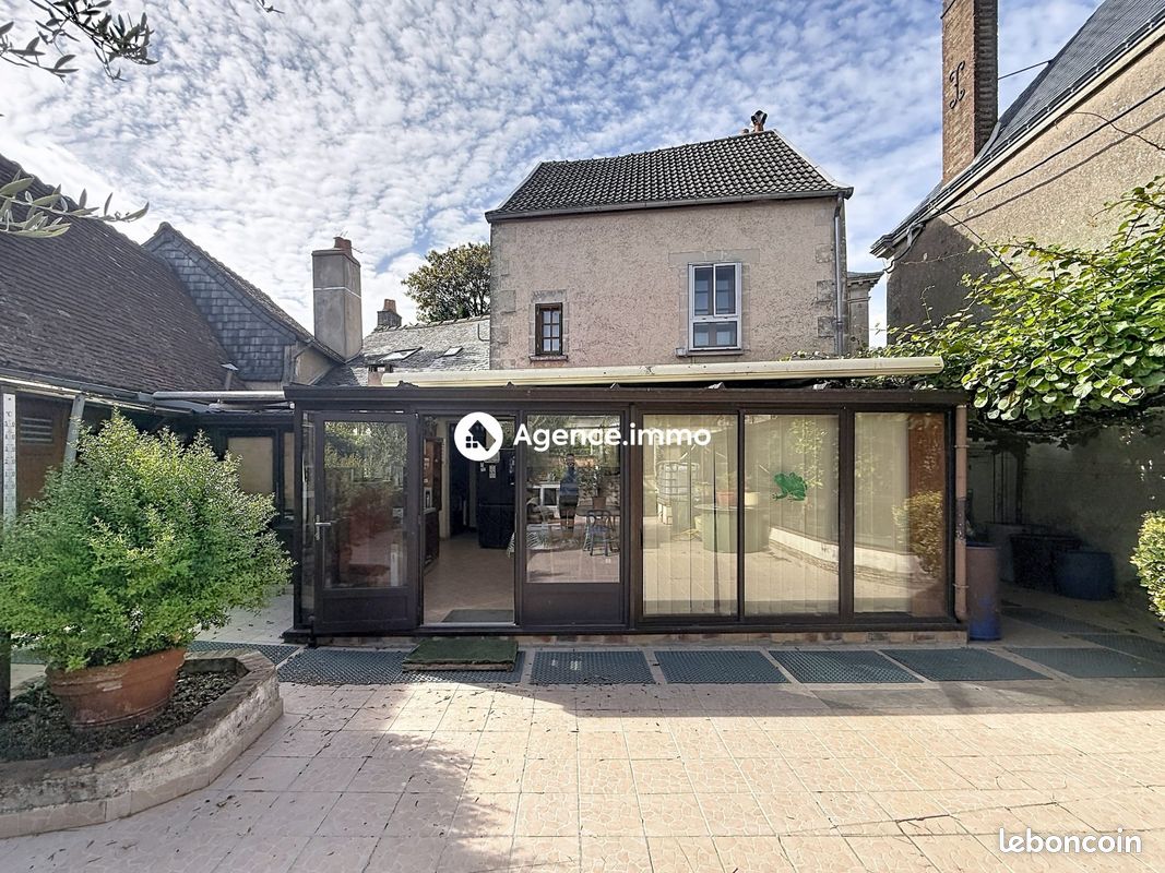 Maison 10 pièces 142 m² · à Neuvy-le-Roi · 142 m² · 150 000 €