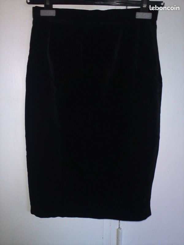 Jupe noire en velours lisse, coupe crayon avec fente derrière Taille 36 marque Mary Kimberley (image 10)