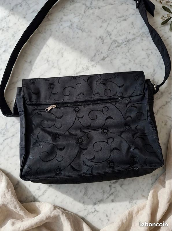Sac bandoulière noir élégant à motifs fleuris – plusieurs poches (image 2)