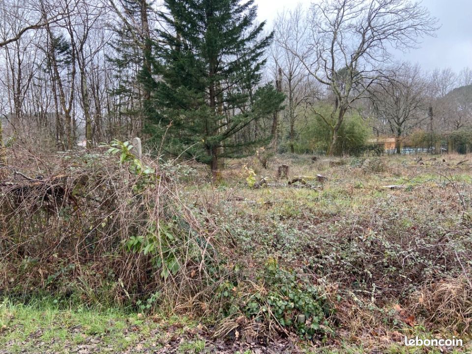 Terrain 1200 m² · à La Brède · 220 000 €