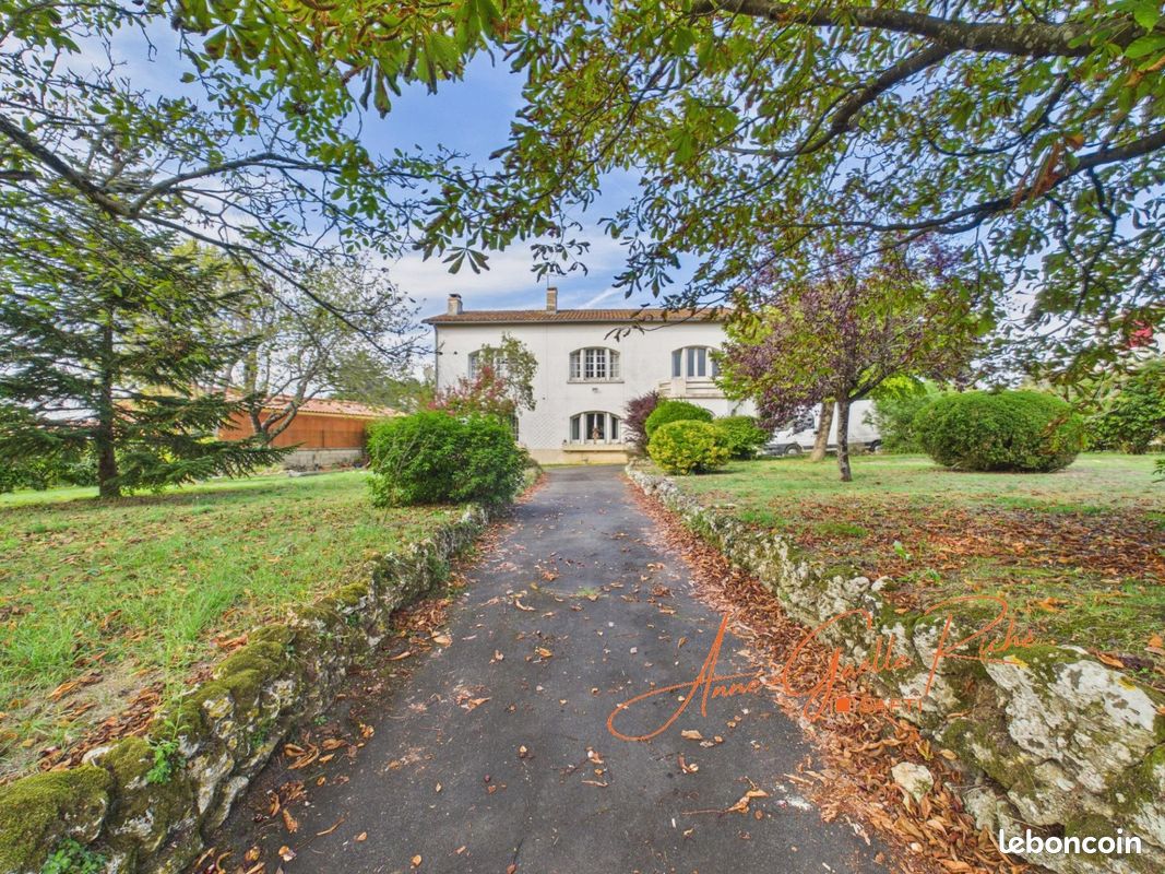 Maison 12 pièces 258 m² · à Saint-Savinien · 258 m² · 450 000 €