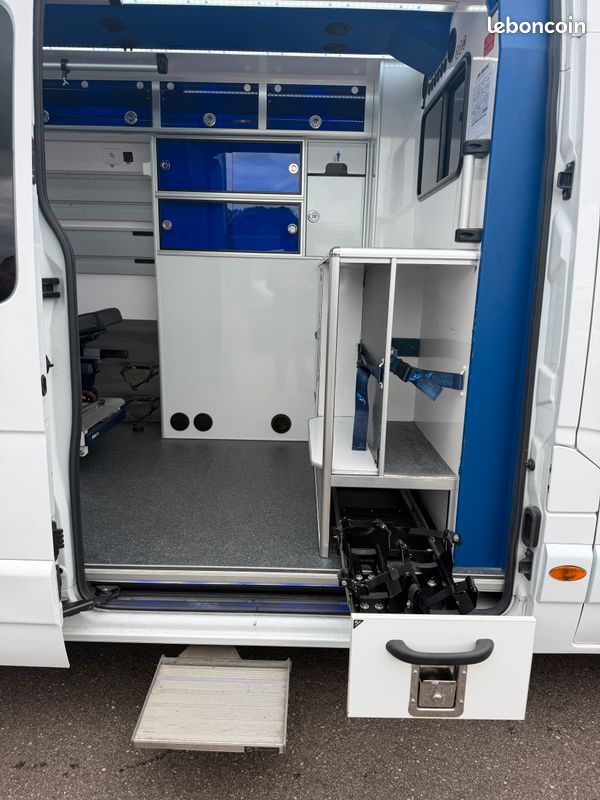Renault Master L3H2 Ambulance Les Dauphins Type B - EN1789 (image 10)