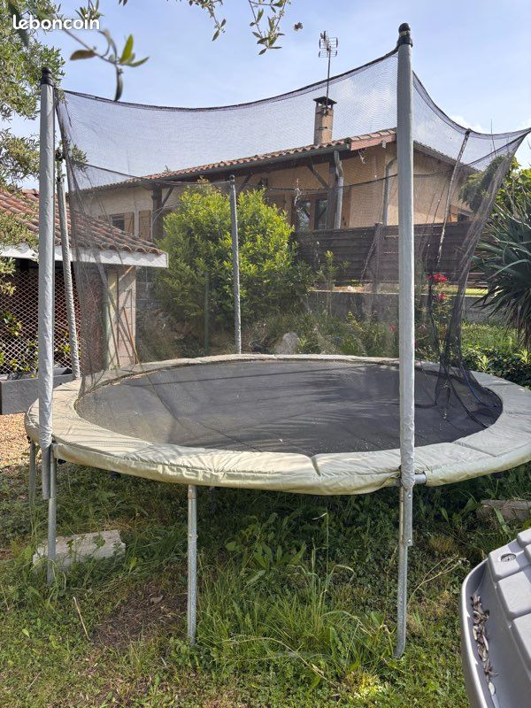 Vend trampoline grande taille (image 1)
