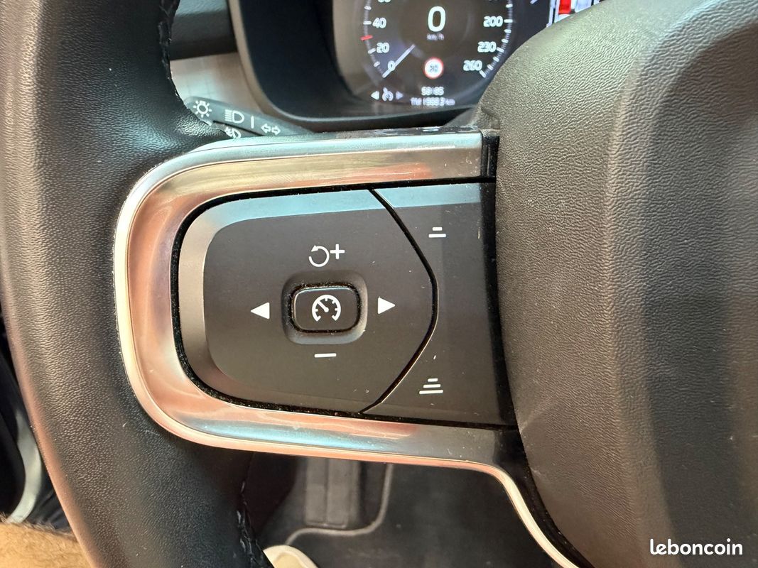 Volvo XC40 T5 261Ch Plug in Hybrid Inscription Business - 2EME MAIN / HISTORIQUE COMPLET / TOIT OUVRANT PANORAMIQUE / CARPLAY / CAMERA DE RECUL / COFFRE ELECTRIQUE (image 16)