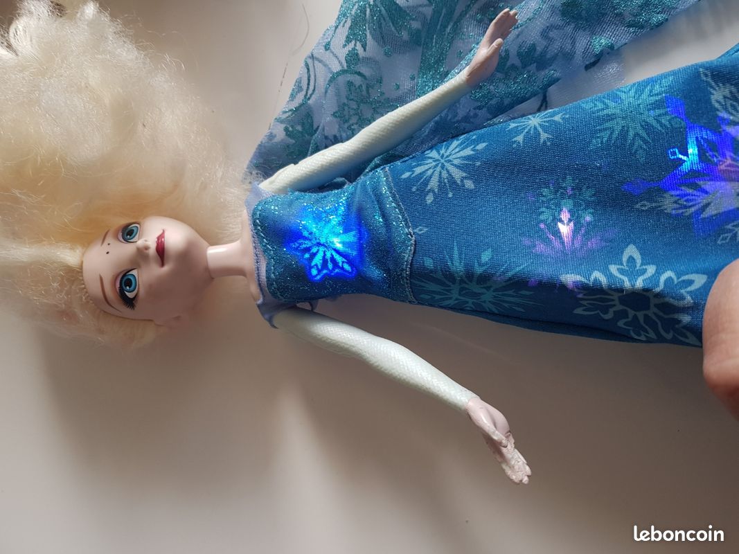 Poupée reine des neiges avec lumière et musique (image 3)