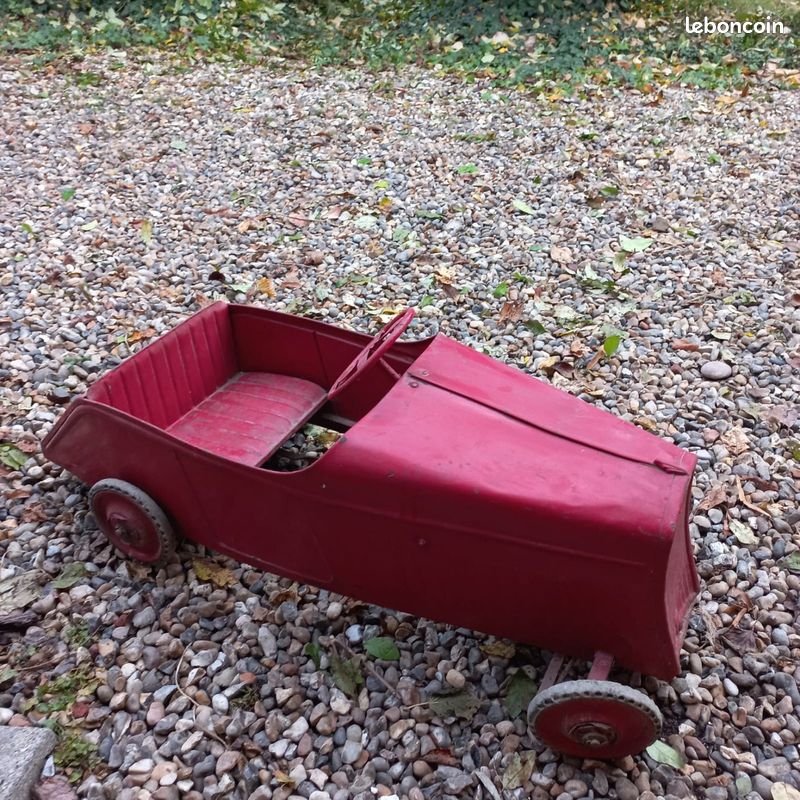 Voiture ancienne à pedales (image 1)
