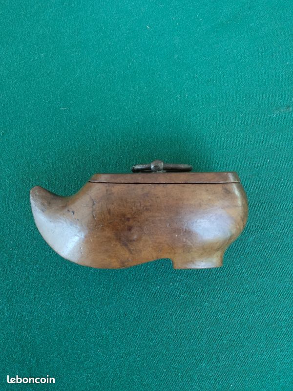 Moutardier dans un sabot de cheval