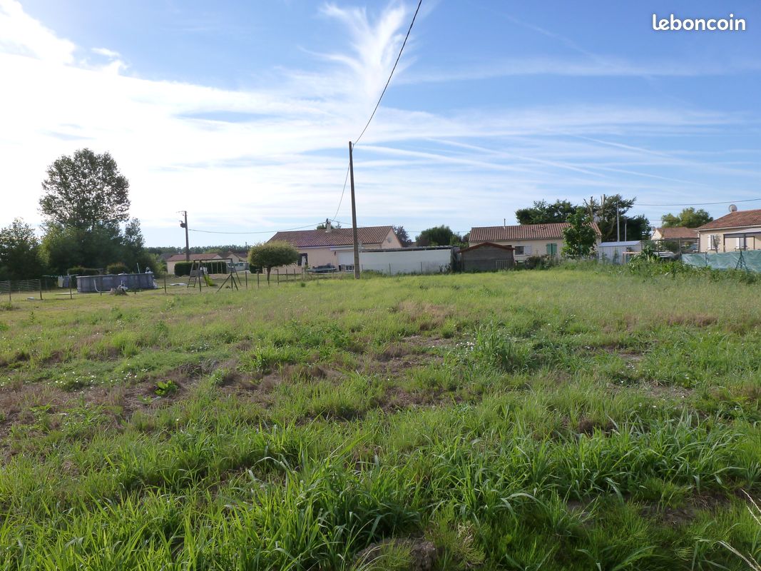 Terrain constructible · à Ouzilly · 19 000 €
