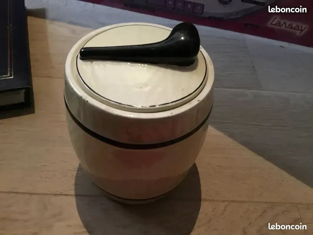 Ancien Pot à tabac barbotine orné d’une pipe (image 1)