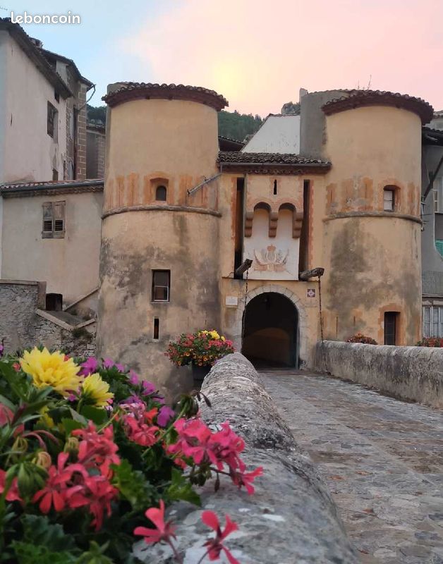 Maison 4 pièces 100 m² · à Entrevaux · 100 m² · 262 000 €