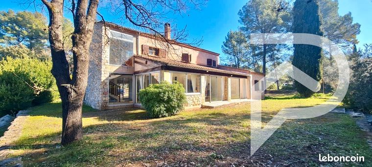 Propriété 6 pièces 200 m²