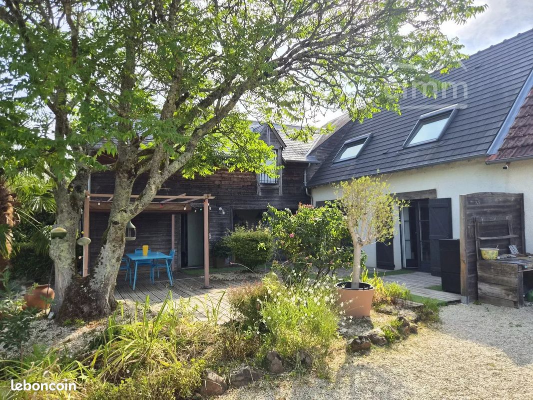 Maison 5 pièces 136 m² · à Saint-Éloy-de-Gy · 136 m² · 250 000 €