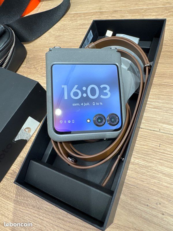 Motorola razr 50 (image 3)