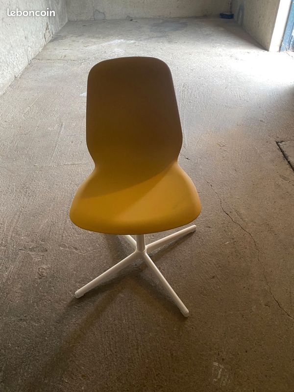 Chaise de bureau jaune (image 1)