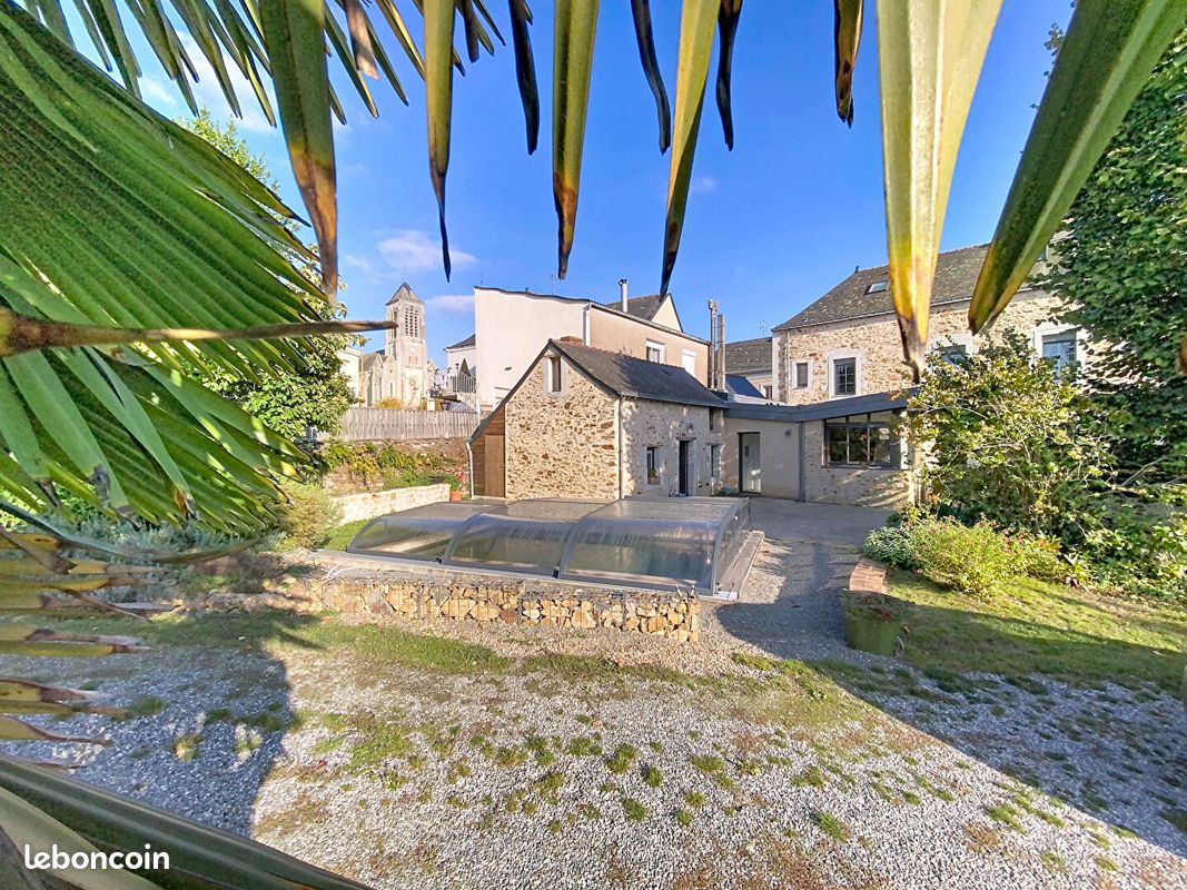 Maison 12 pièces 246 m² · aux Hauts-d'Anjou · 246 m² · 430 900 €