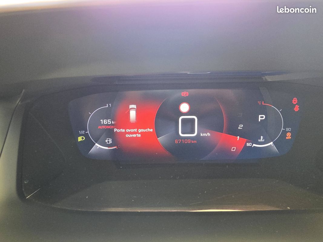 PEUGEOT 2008 PureTech 130 S&S EAT8 Roadtrip (image 24)