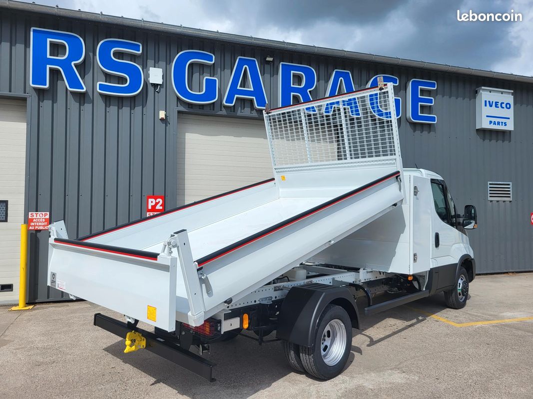 IVECO DAILY 35C18 H3.0 BVM6 PACK COMFORT + PACK CONSTRUCTION SIMPLE CABINE BENNE et COFFRE 03 PLACES comme NEUF avec CAMÉRA + MOTEUR 3 LITRES + SUSPENSION RENFORCÉE 13 LAMES ( Prix Vente 48 490 HT ) (image 13)