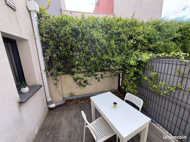 À louer studio meublé climatisé mitoyen villa