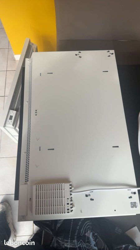 Radiateur électrique blanc à façade lisse – État quasi neuf (avec support mural) (image 2)