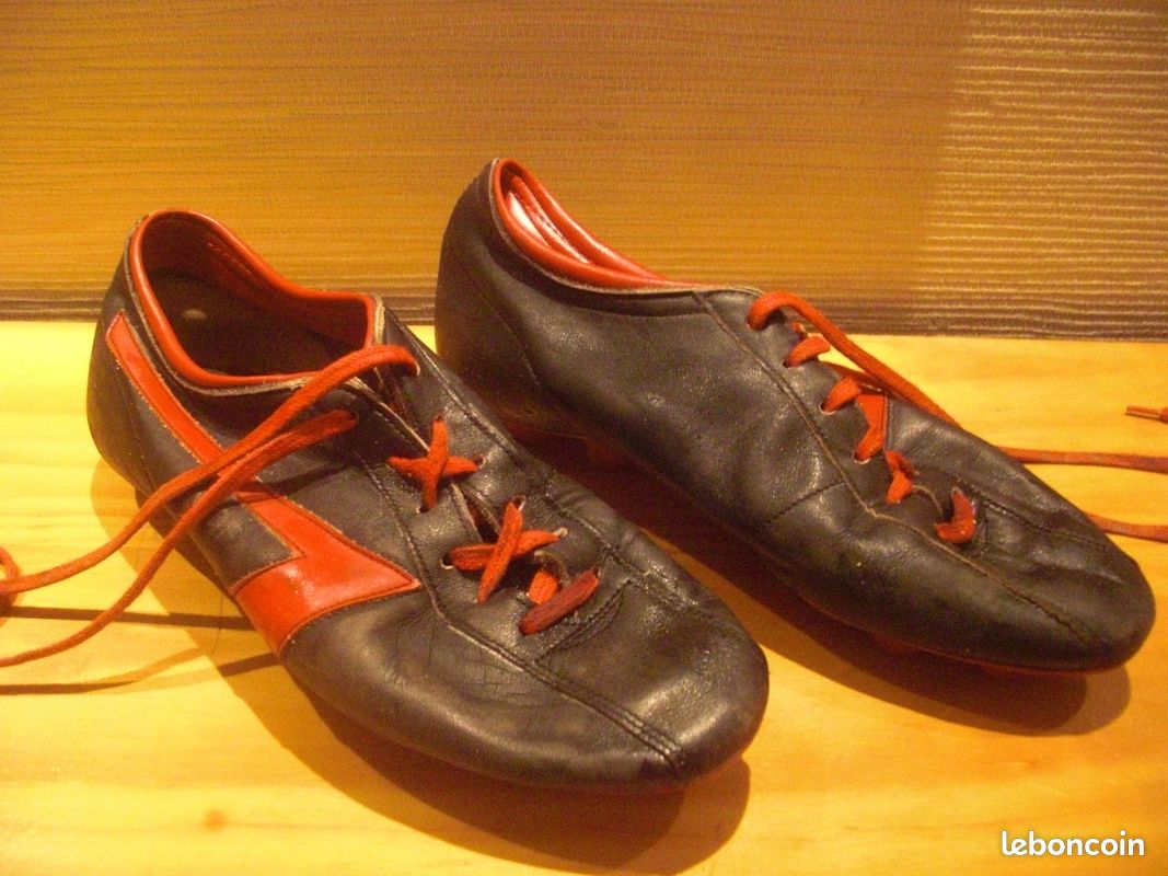 ANCIENNE VINTAGE PAIRE Chaussure Foot Football Adidas bout carré taille 41? Cuir EUR 38,85 - FR