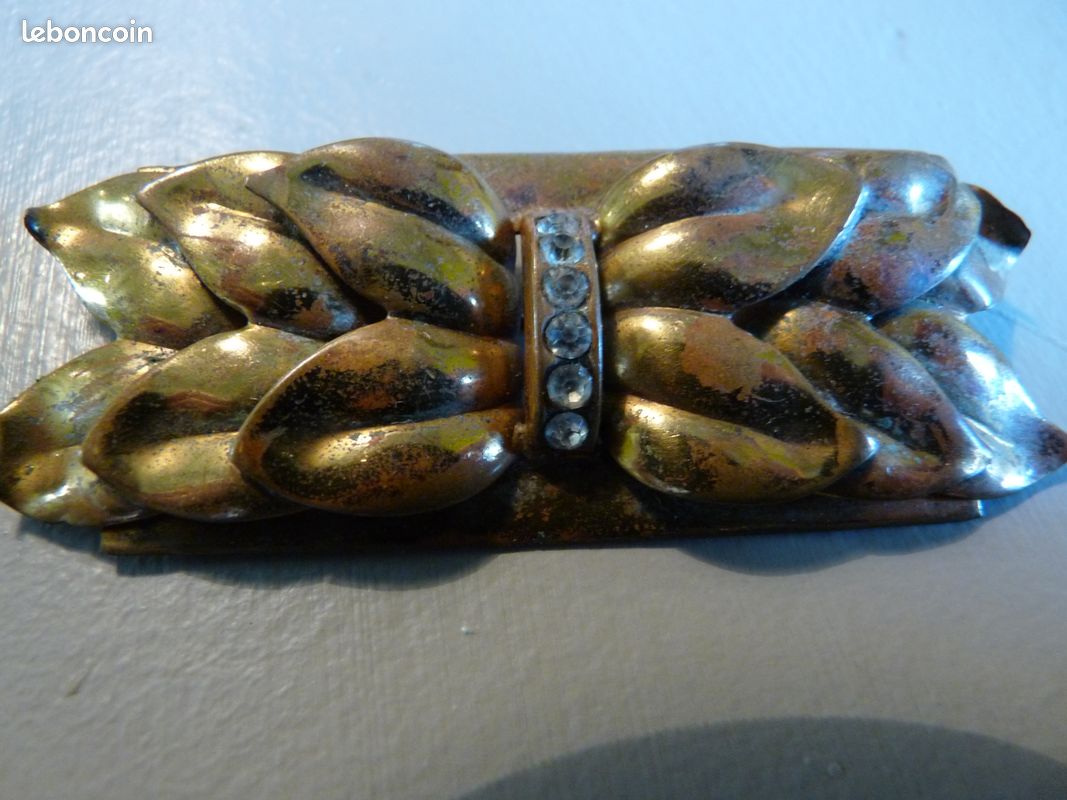 Broche metal dore et petits brillants (image 1)
