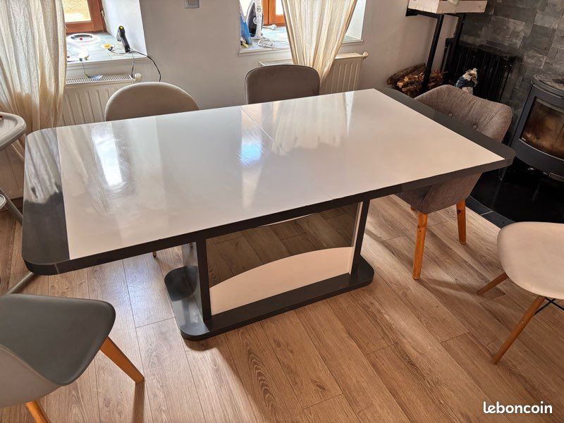 Table laquée (image 1)