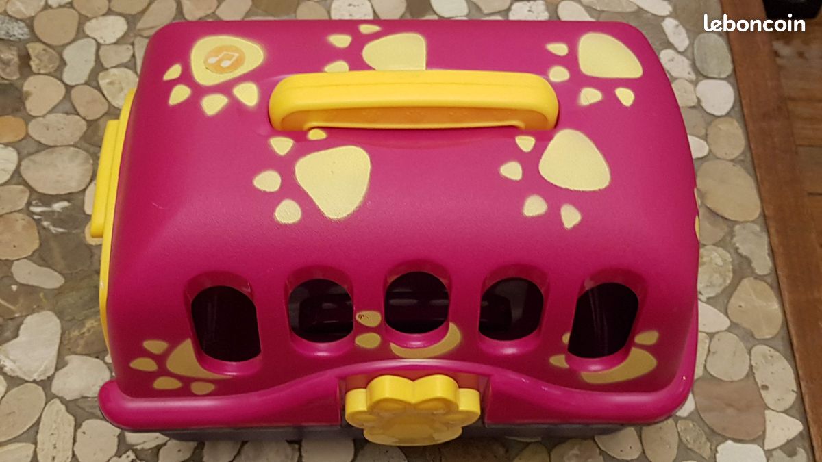 Jolie chien en peluche et sa boite de transport (image 4)