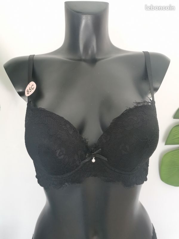 Ensemble lingerie noir en dentelle Soutien gorge 85C et Tanga