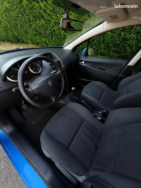 Peugeot 207 1.4 90 EXECUTIVE PACK / Embrayage neuf / distribution neuve / 2 clés...... (image 7)