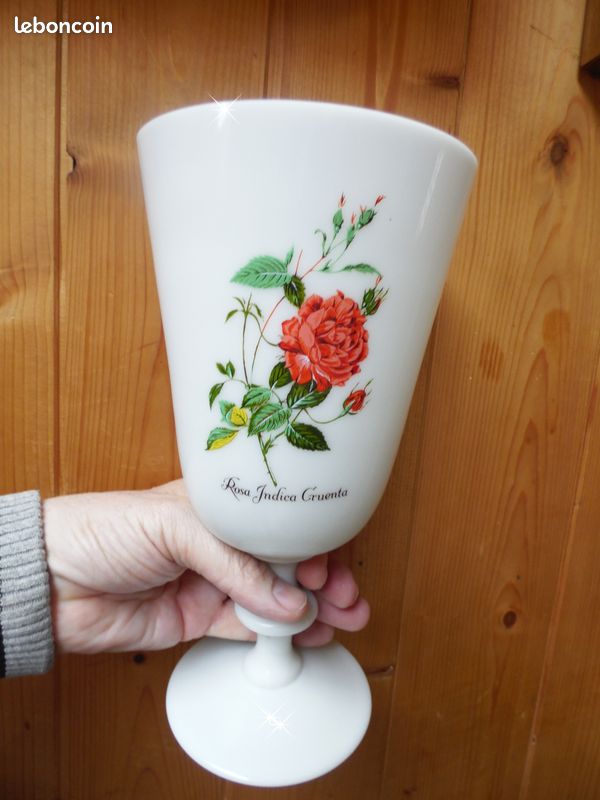 Vase grand Calice Opaline blanche décor fleur Rosa Indica Cruenta (image 1)