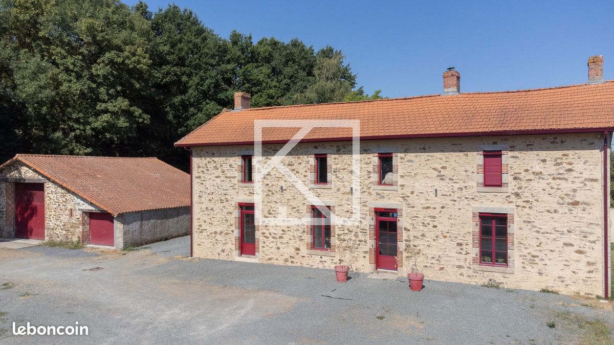 Maison 10 pièces 252 m² · à Mesnard-la-Barotière · 252 m² · 499 000 €