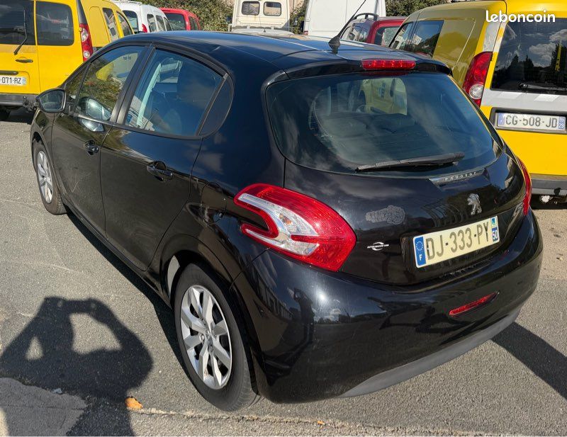 Magnifique Peugeot 208 1,2VTi/82CV/133000km tt options (image 2)